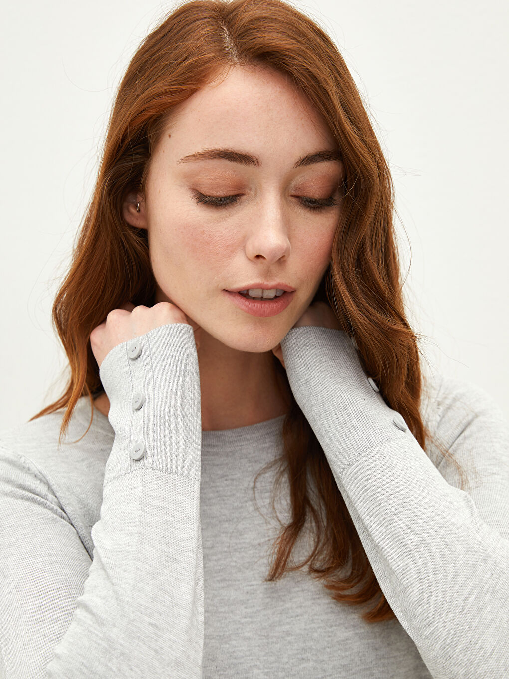 Свитер из трикотажа с длинным рукавом, прямой крой, круглый вырез, с деталями пуговиц для женщин-3