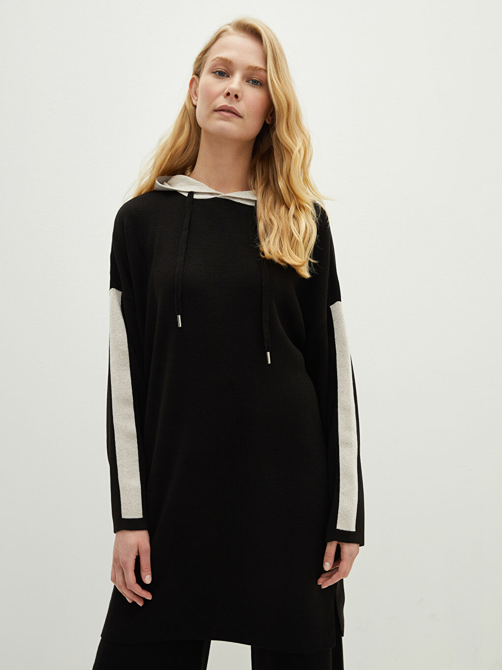 Siyah Kapüşon Yaka Renk Bloklu Uzun Kollu Kadın Triko Tunik