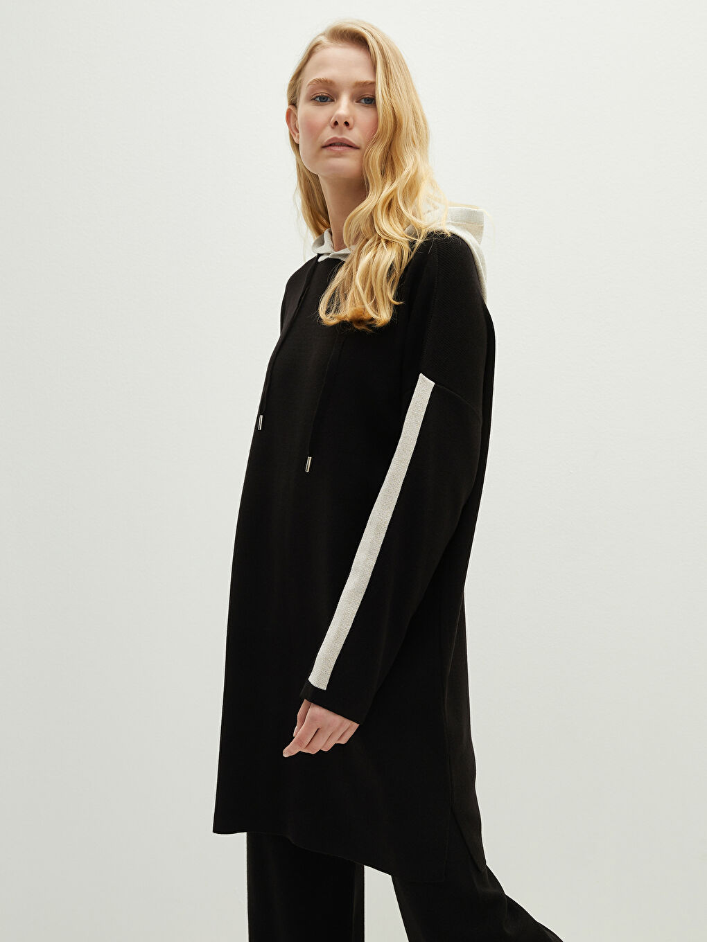 Siyah Kapüşon Yaka Renk Bloklu Uzun Kollu Kadın Triko Tunik-1