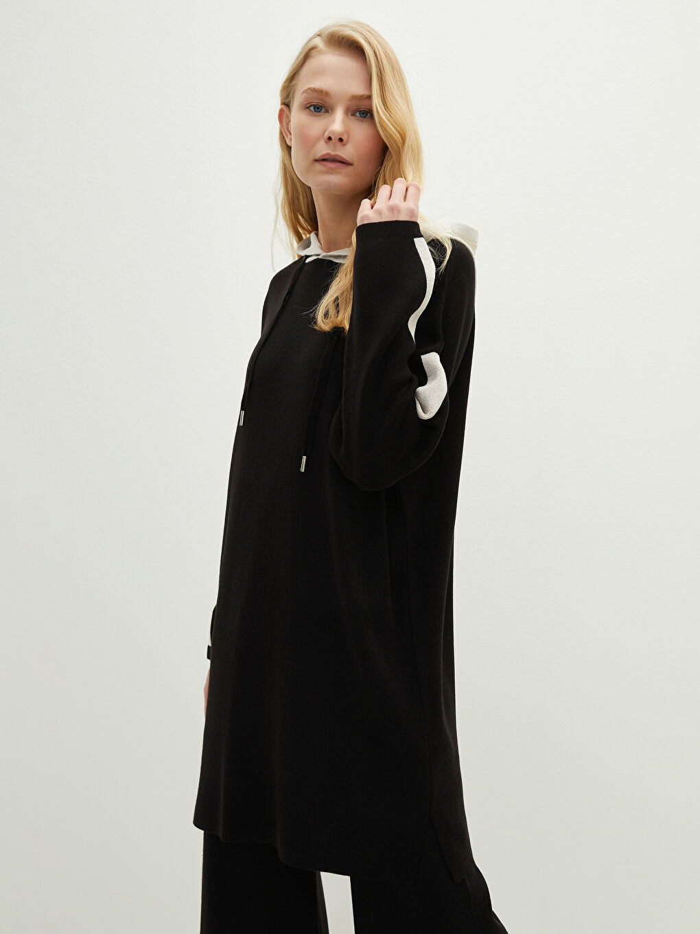 Siyah Kapüşon Yaka Renk Bloklu Uzun Kollu Kadın Triko Tunik-2