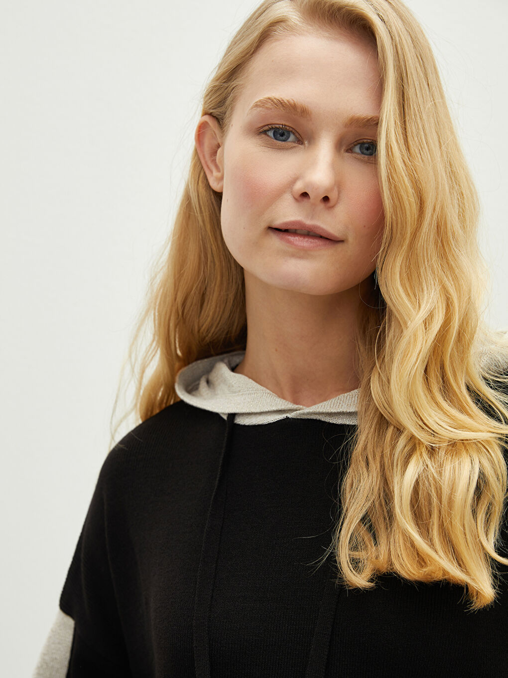 Siyah Kapüşon Yaka Renk Bloklu Uzun Kollu Kadın Triko Tunik-4