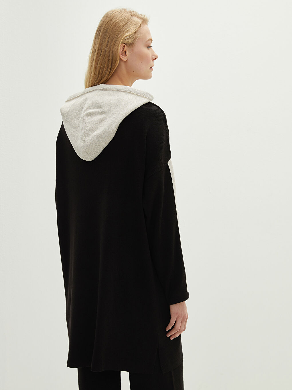 Siyah Kapüşon Yaka Renk Bloklu Uzun Kollu Kadın Triko Tunik-5