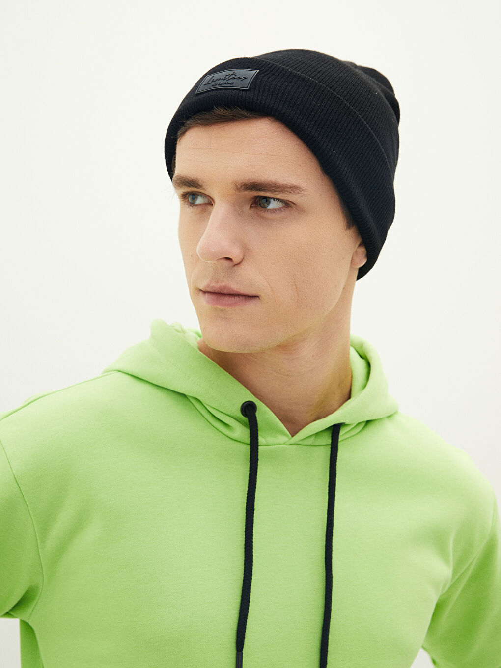 Siyah Etiket Baskılı Erkek Triko Bere