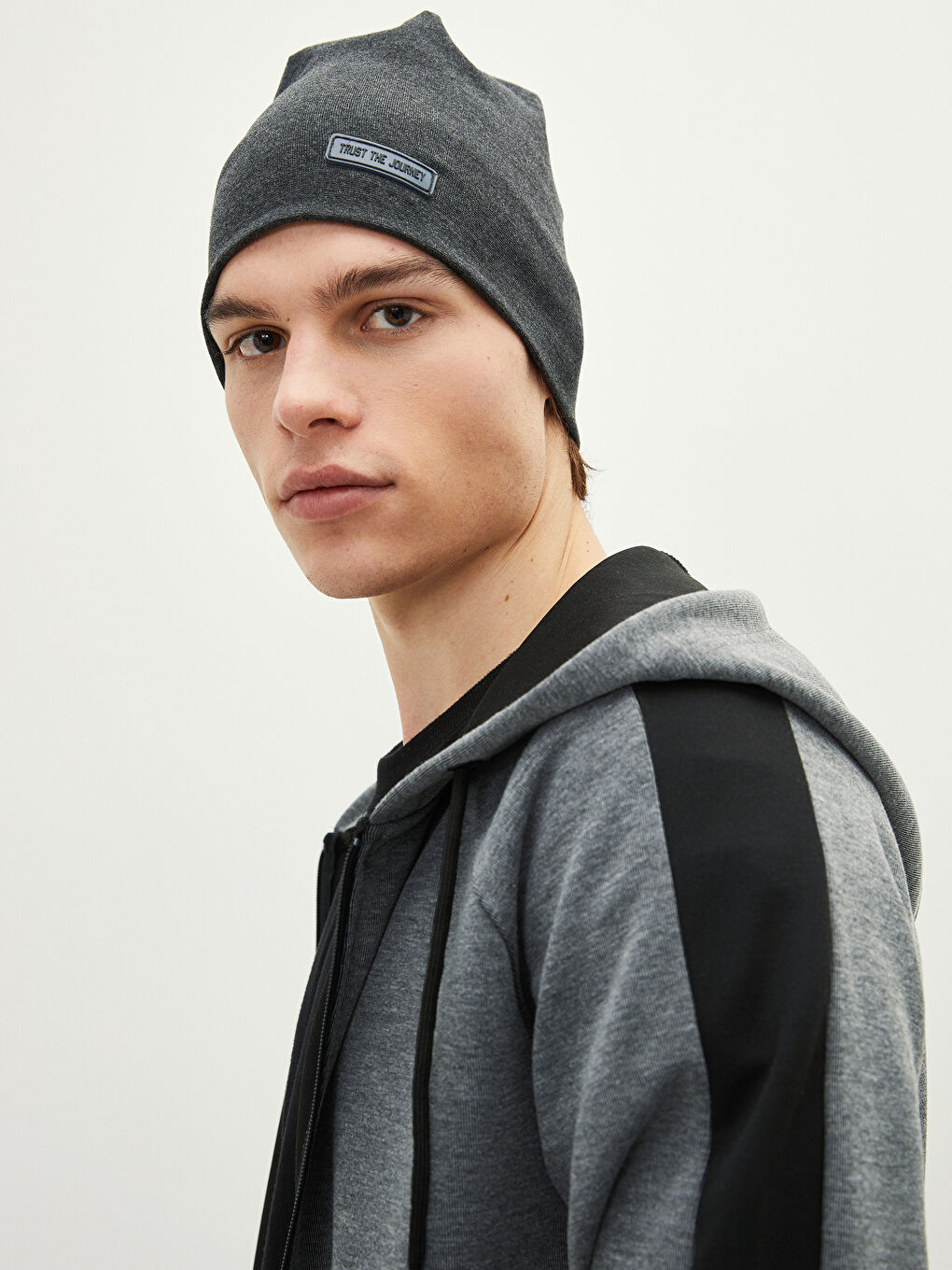 Antrasit Etiket Baskılı Erkek Triko Bere