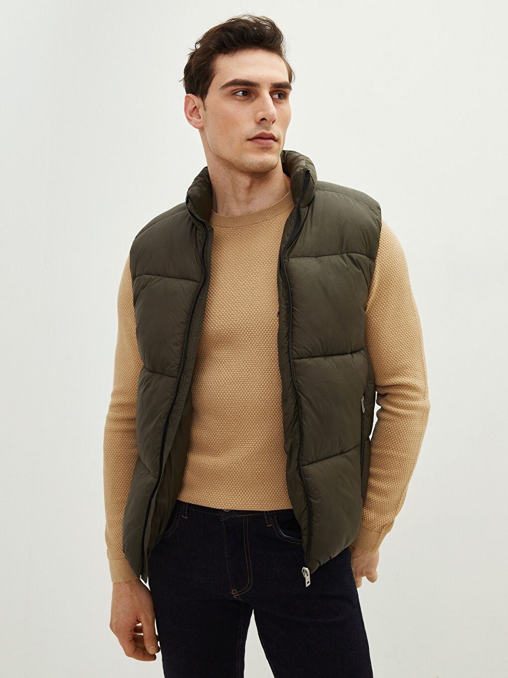 Schlank Geschnittene Dicke Weste Für Herren Mit Hohem Kragen