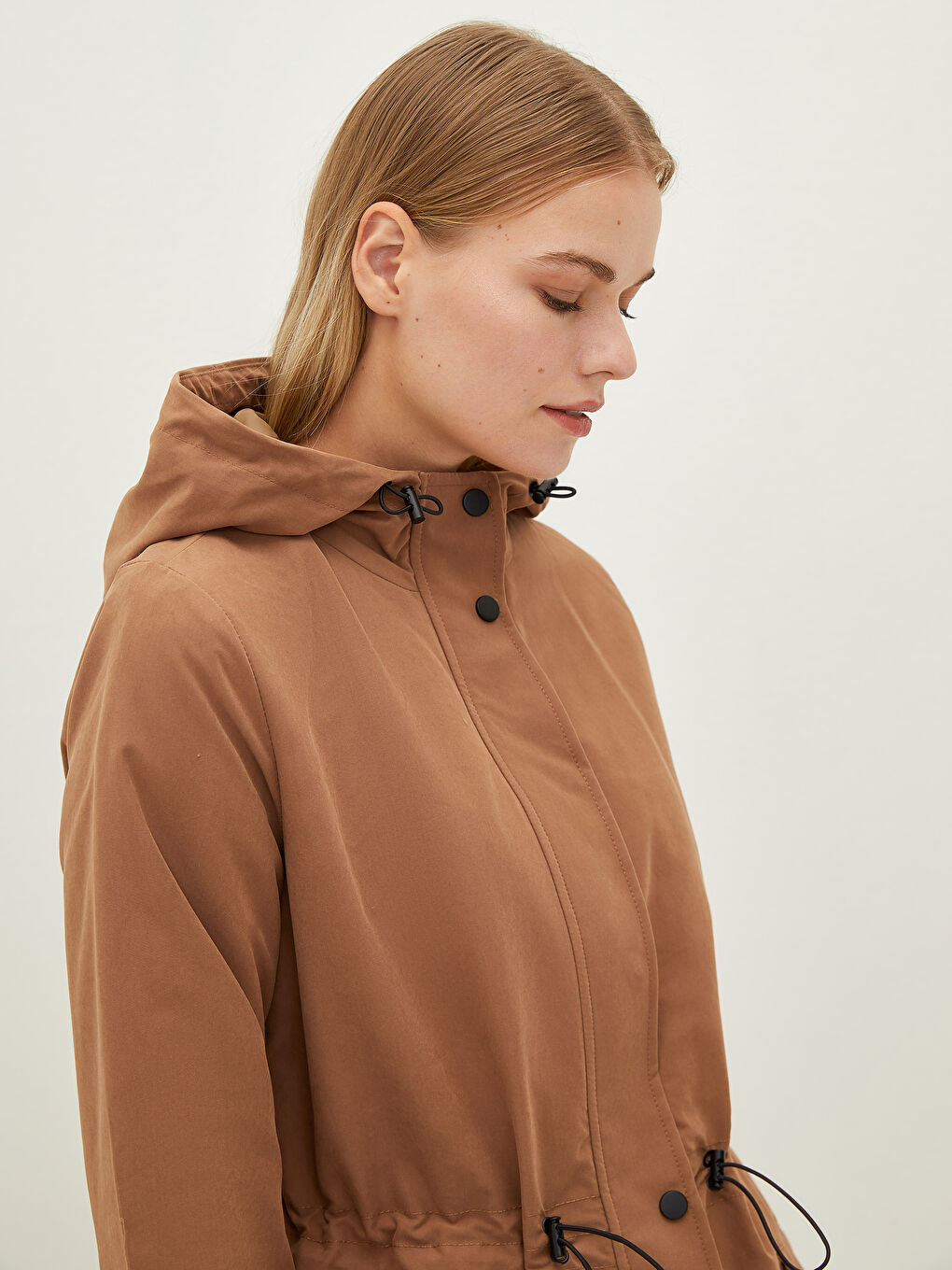 Kahverengi Kapüşonlu Düz Uzun Kollu İnce Kadın Mont-1