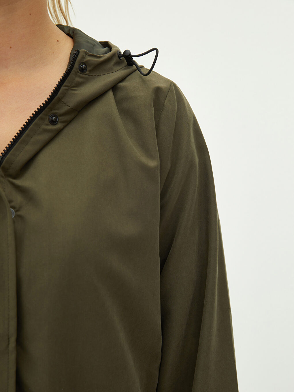 Haki Kapüşonlu Düz Uzun Kollu İnce Kadın Mont-8