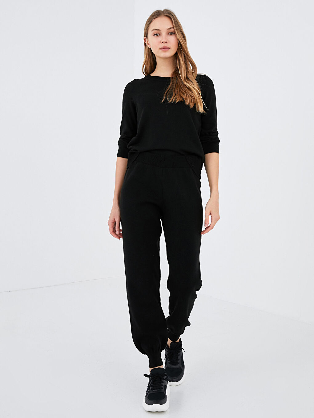 بنطلون رياضي تريكو نسائي بوسط مطاطي ورِجل رفيعة