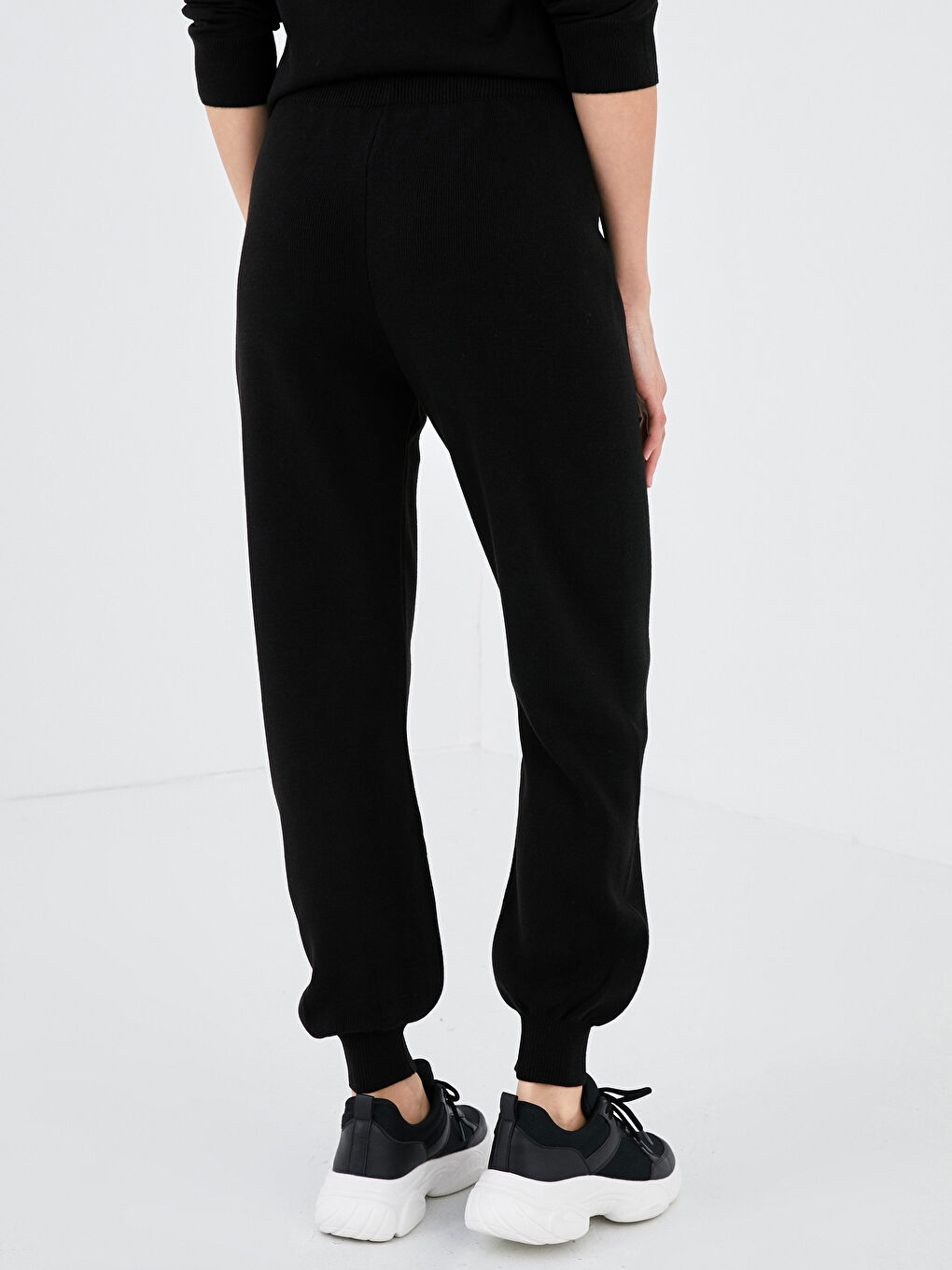 بنطلون رياضي تريكو نسائي بوسط مطاطي ورِجل رفيعة-3