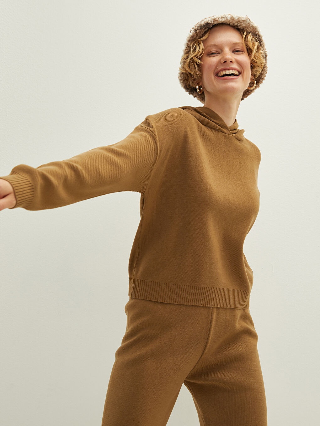 Kahverengi Kapüşon Yaka Düz Uzun Kollu Kadın Triko Kazak