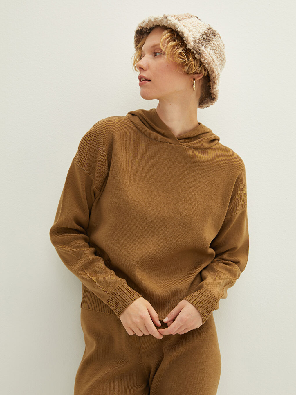 Kahverengi Kapüşon Yaka Düz Uzun Kollu Kadın Triko Kazak-1