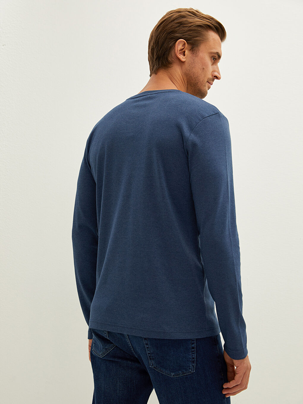 تيشيرت رجالي مطبوع بأكمام طويلة ورقبة دائرية-4