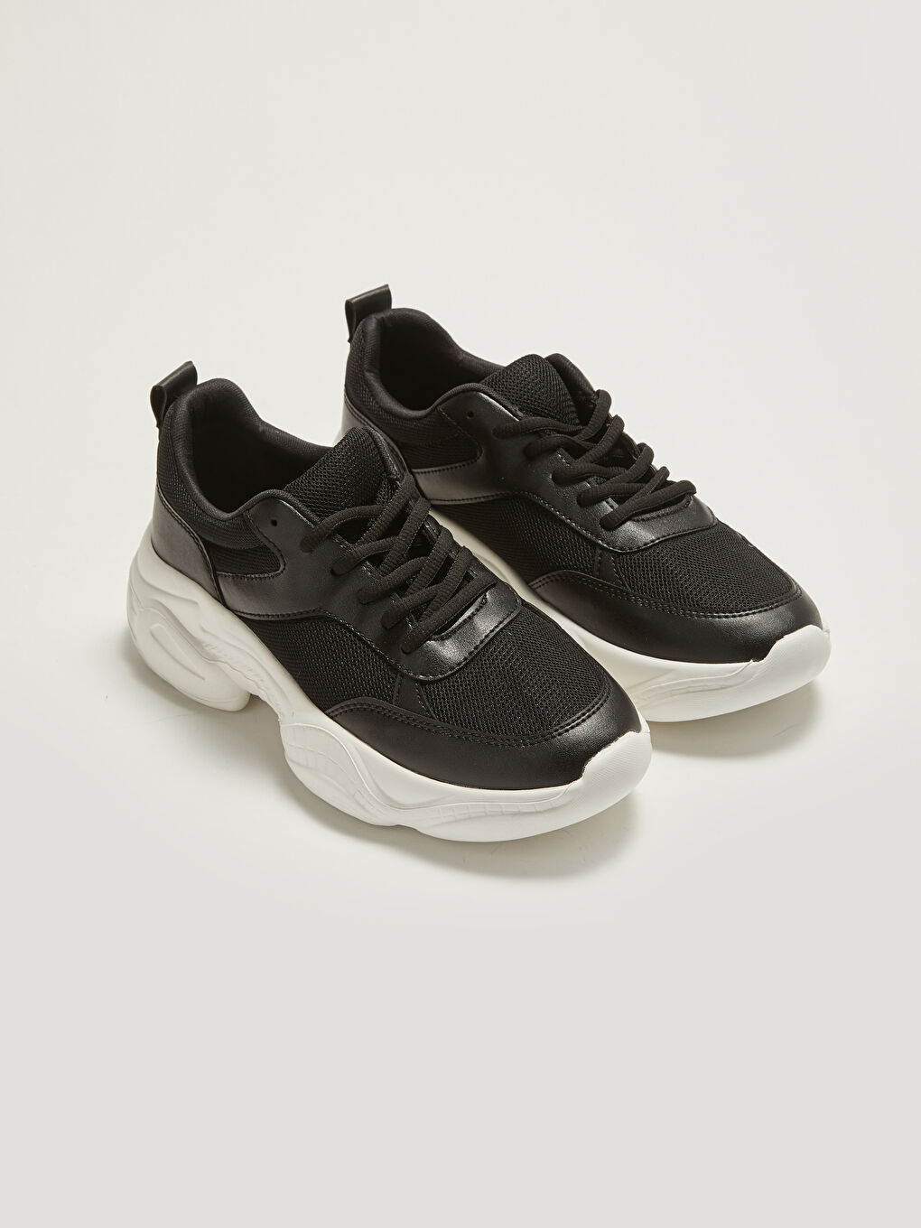 حذاء رياضي نسائي برباط ونعل سميك وتفاصيل شبكية-2