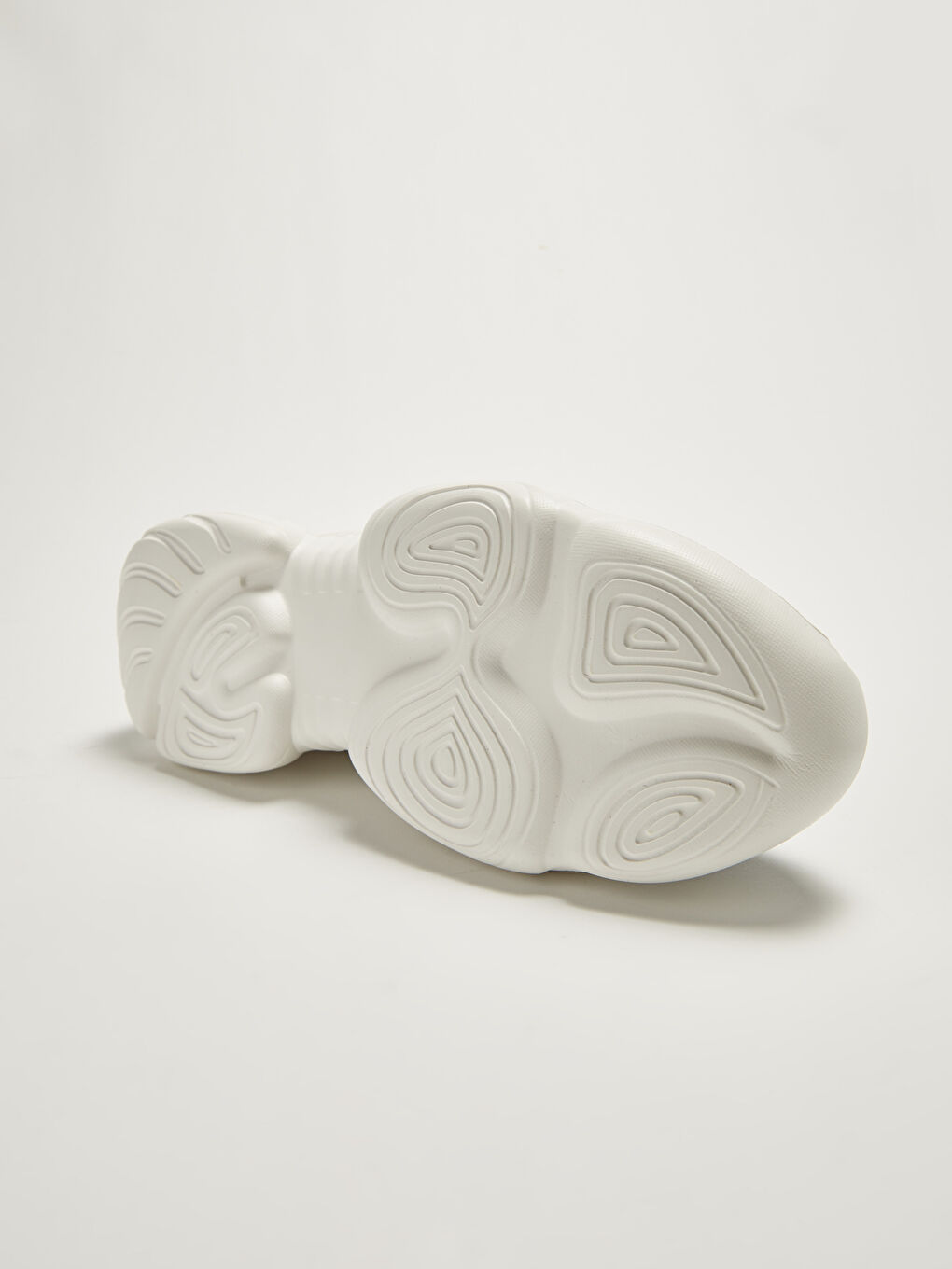 حذاء رياضي نسائي برباط ونعل سميك وتفاصيل شبكية-4