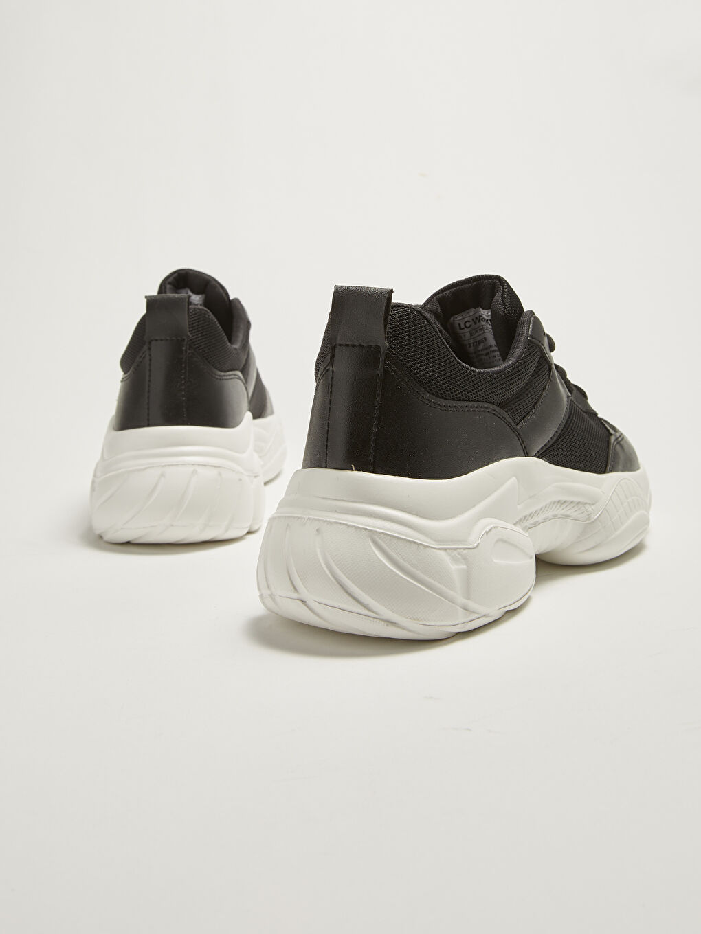 حذاء رياضي نسائي برباط ونعل سميك وتفاصيل شبكية-5