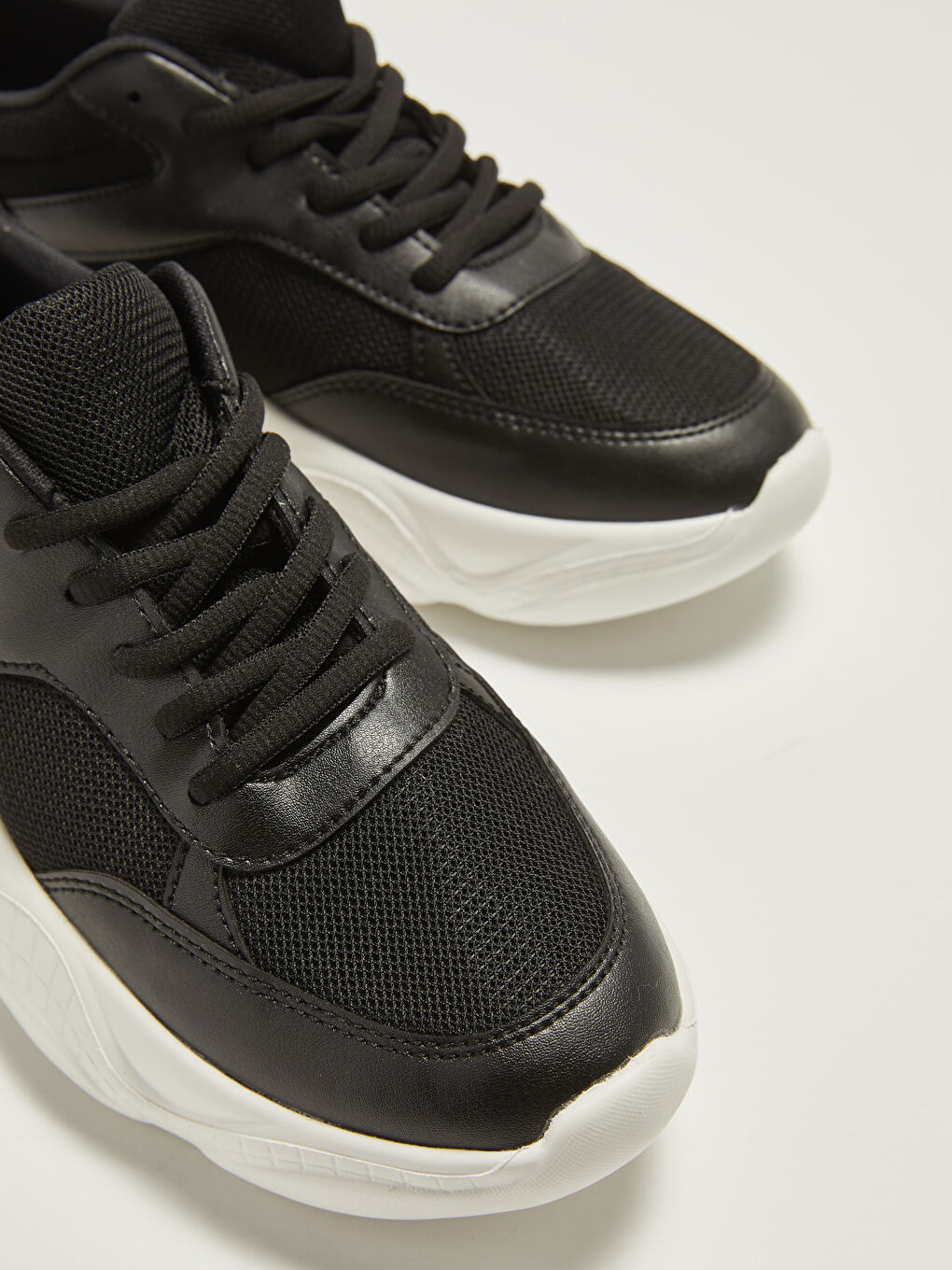 حذاء رياضي نسائي برباط ونعل سميك وتفاصيل شبكية-6