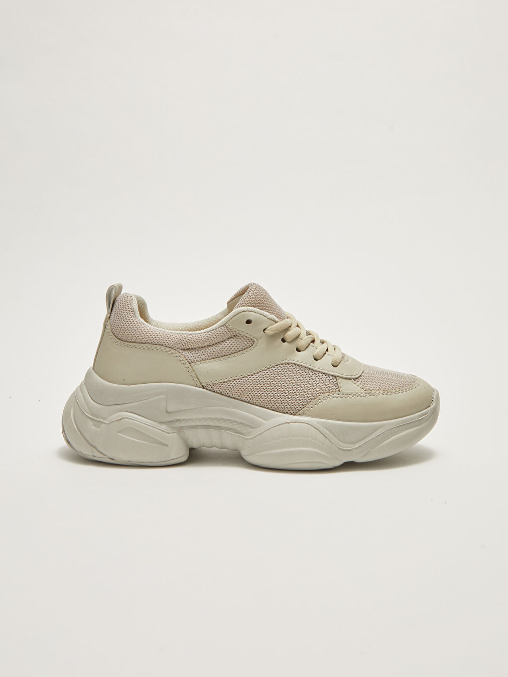 حذاء رياضي نسائي بنعل سميك وتفاصيل شبكية-1