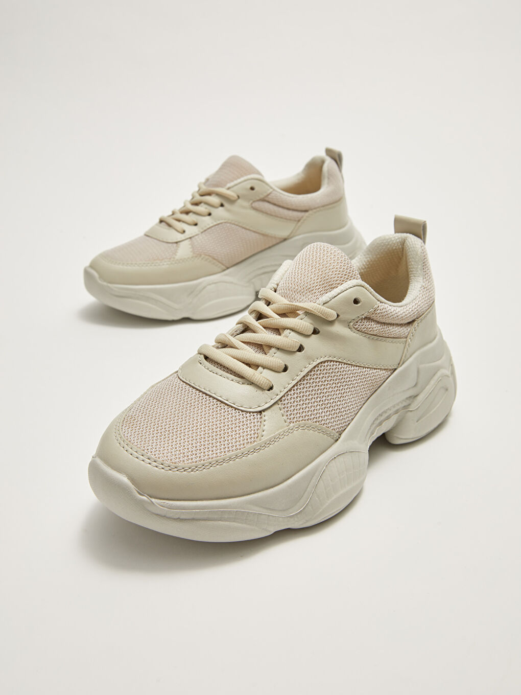 حذاء رياضي نسائي بنعل سميك وتفاصيل شبكية-2