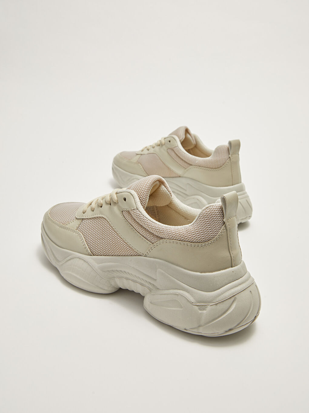 حذاء رياضي نسائي بنعل سميك وتفاصيل شبكية-4