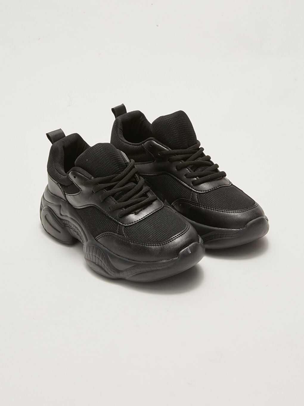 Siyah File Detaylı Kalın Tabanlı Kadın Spor Ayakkabı