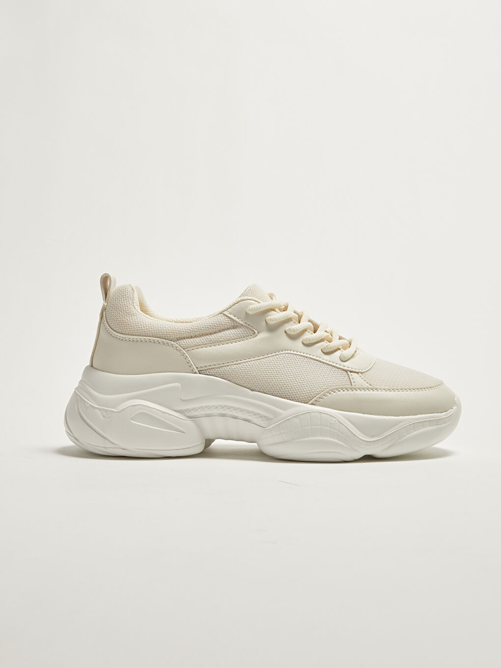 حذاء رياضي نسائي برباط ونعل سميك وتفاصيل شبكية-2