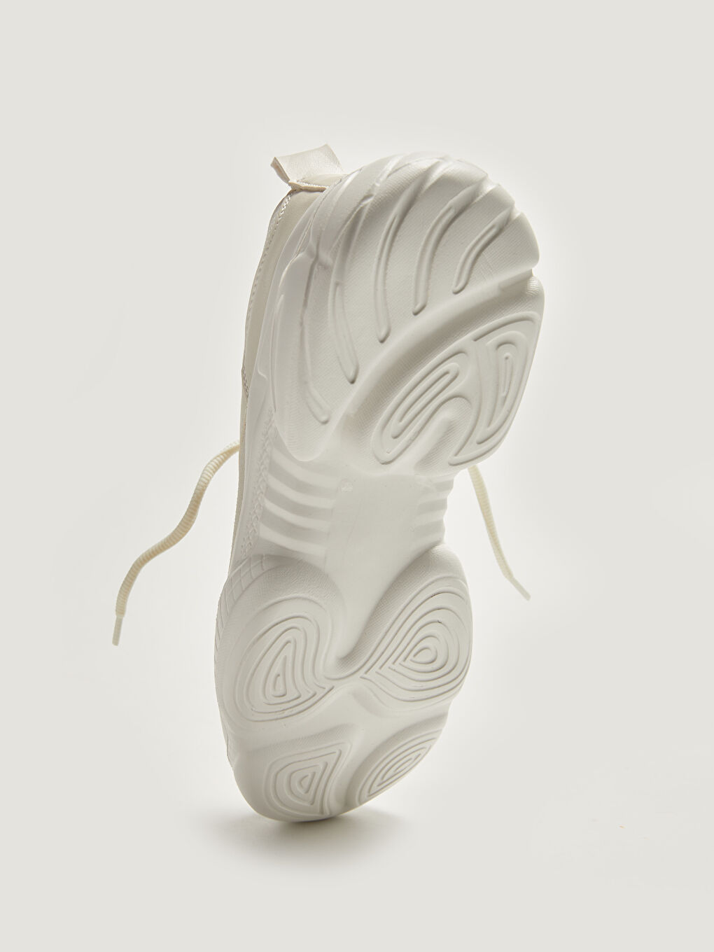 حذاء رياضي نسائي برباط ونعل سميك وتفاصيل شبكية-3