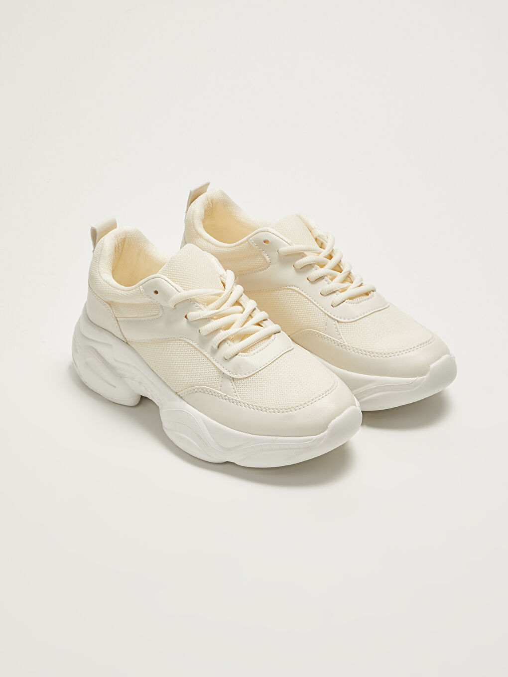 حذاء رياضي نسائي بنعل سميك وتفاصيل شبكية