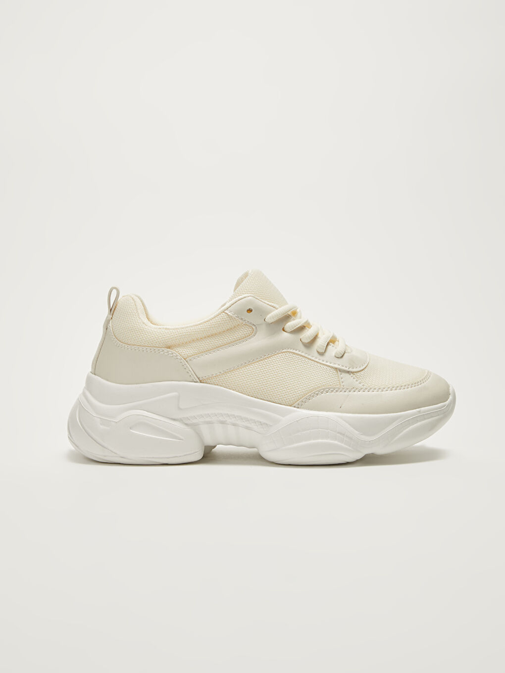 حذاء رياضي نسائي بنعل سميك وتفاصيل شبكية-1