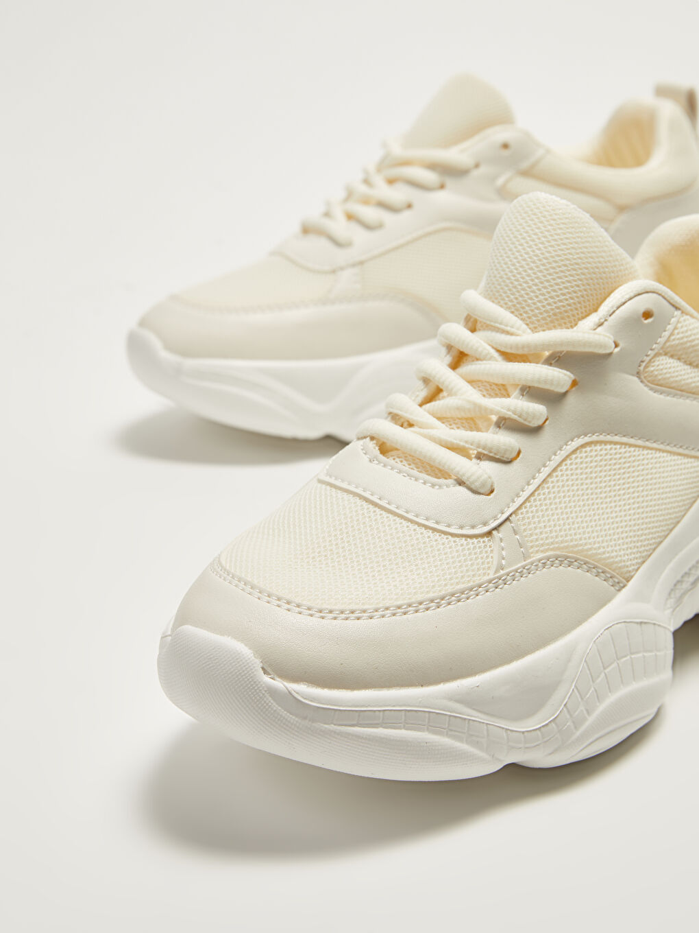 حذاء رياضي نسائي بنعل سميك وتفاصيل شبكية-2