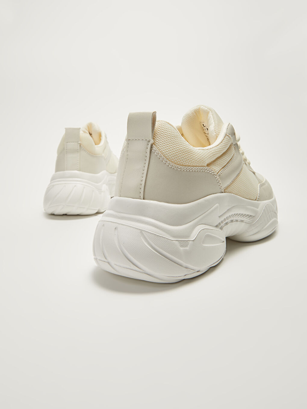 حذاء رياضي نسائي بنعل سميك وتفاصيل شبكية-3