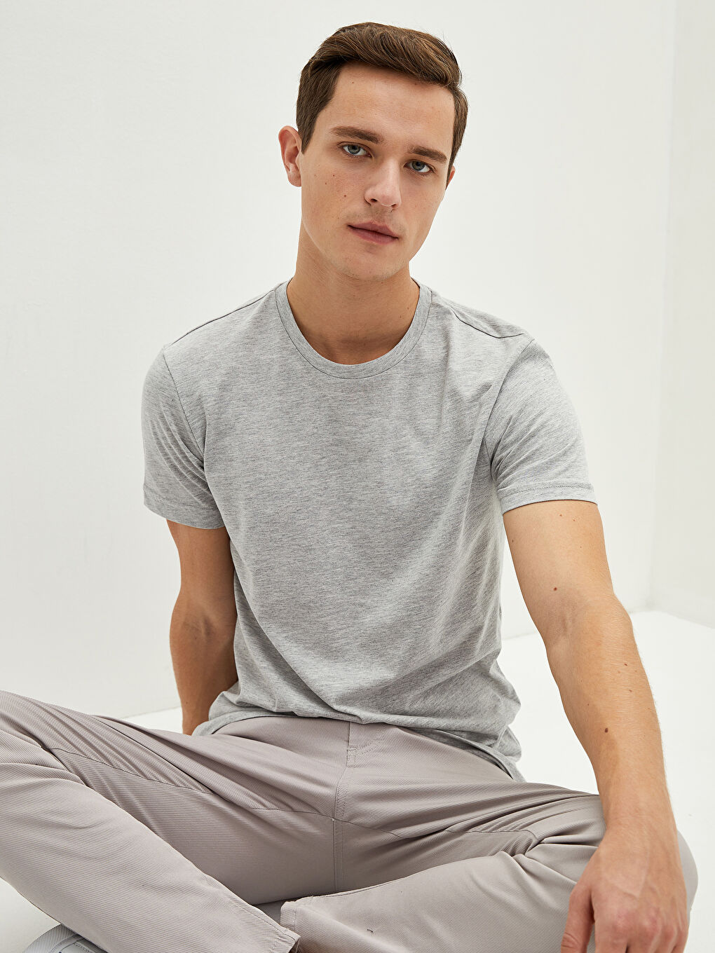 Gri Bisiklet Yaka Kısa Kollu Basic Penye Erkek Tişört-1