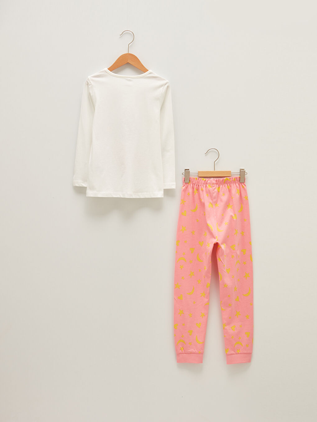 طقم بيجاما للبنات برقبة دائرية وكم طويل ومطبوع-1