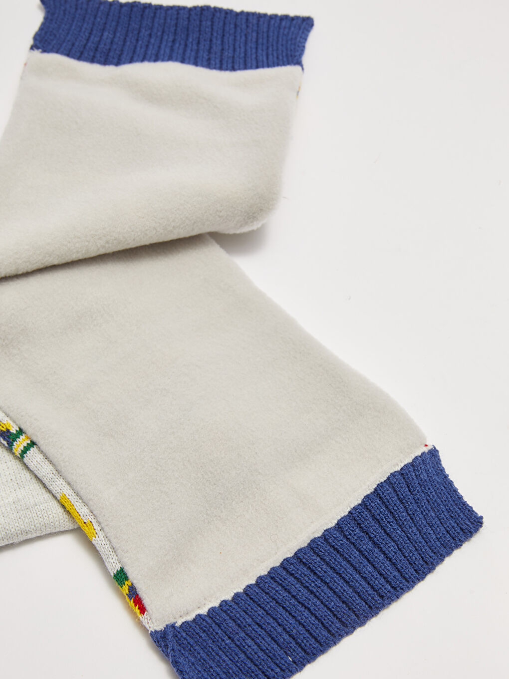 Štampani pleteni šal, kapa i rukavice za bebe dečake - set od 3 komada-2