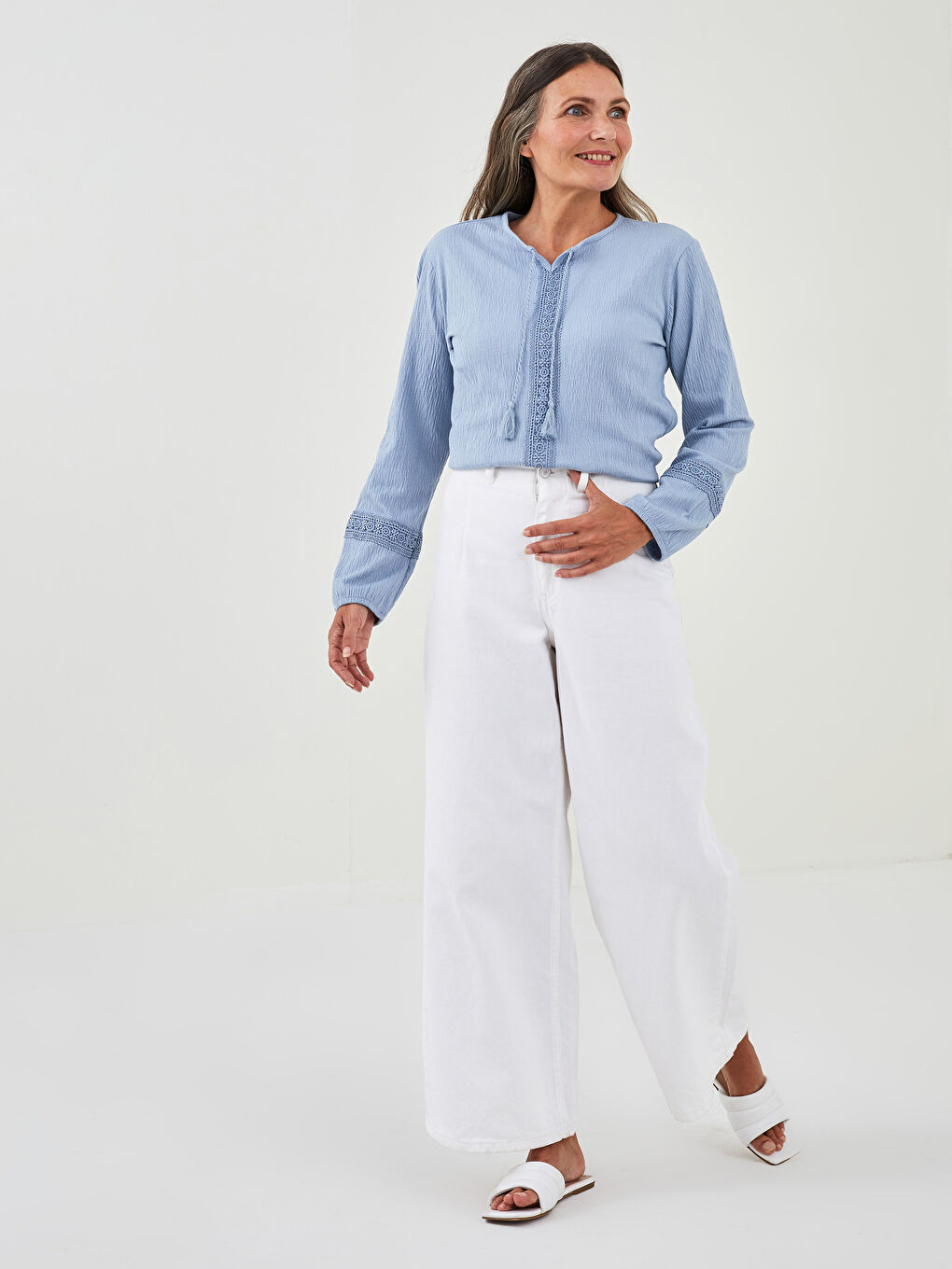 Mavi Bağlamalı Yaka Nakışlı Uzun Kollu Kadın Bluz-2