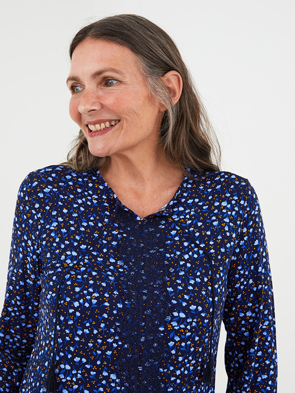 Lacivert Bağlamalı Yaka Nakışlı Uzun Kollu Kadın Bluz-2