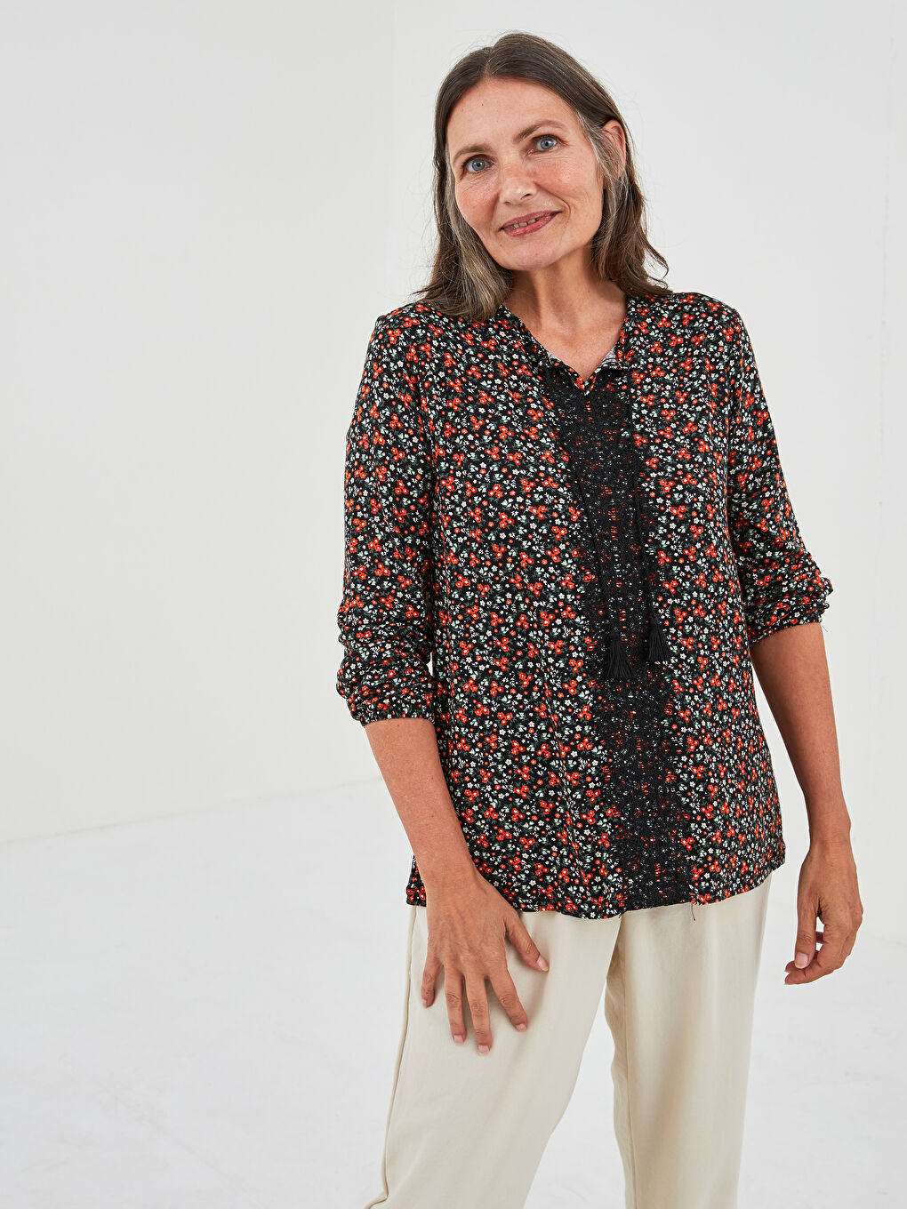 Yeşil Bağlamalı Yaka Nakışlı Uzun Kollu Kadın Bluz-1