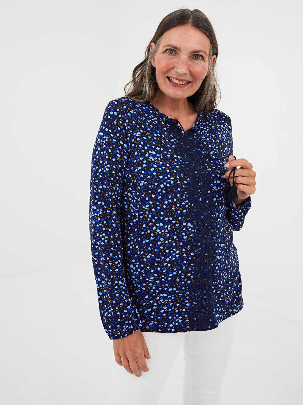 Lacivert Bağlamalı Yaka Nakışlı Uzun Kollu Kadın Bluz-1