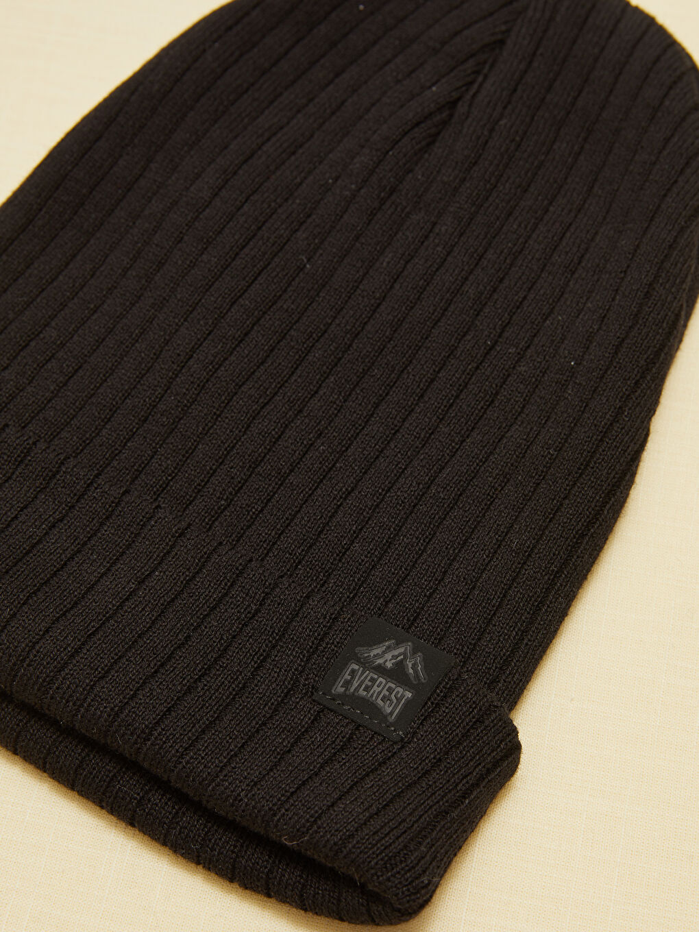 Siyah Etiket Baskılı Erkek Triko Bere-1