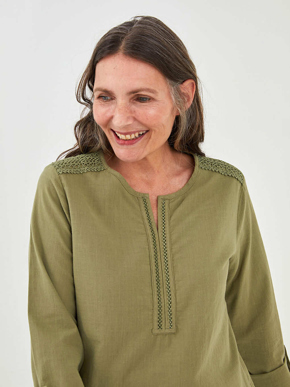 بلوزة قطنية بياقة هينلي بتفاصيل دانتيل وكم طويل للسيدات-2