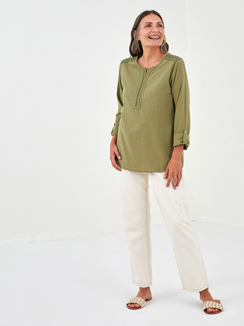 بلوزة قطنية بياقة هينلي بتفاصيل دانتيل وكم طويل للسيدات-3