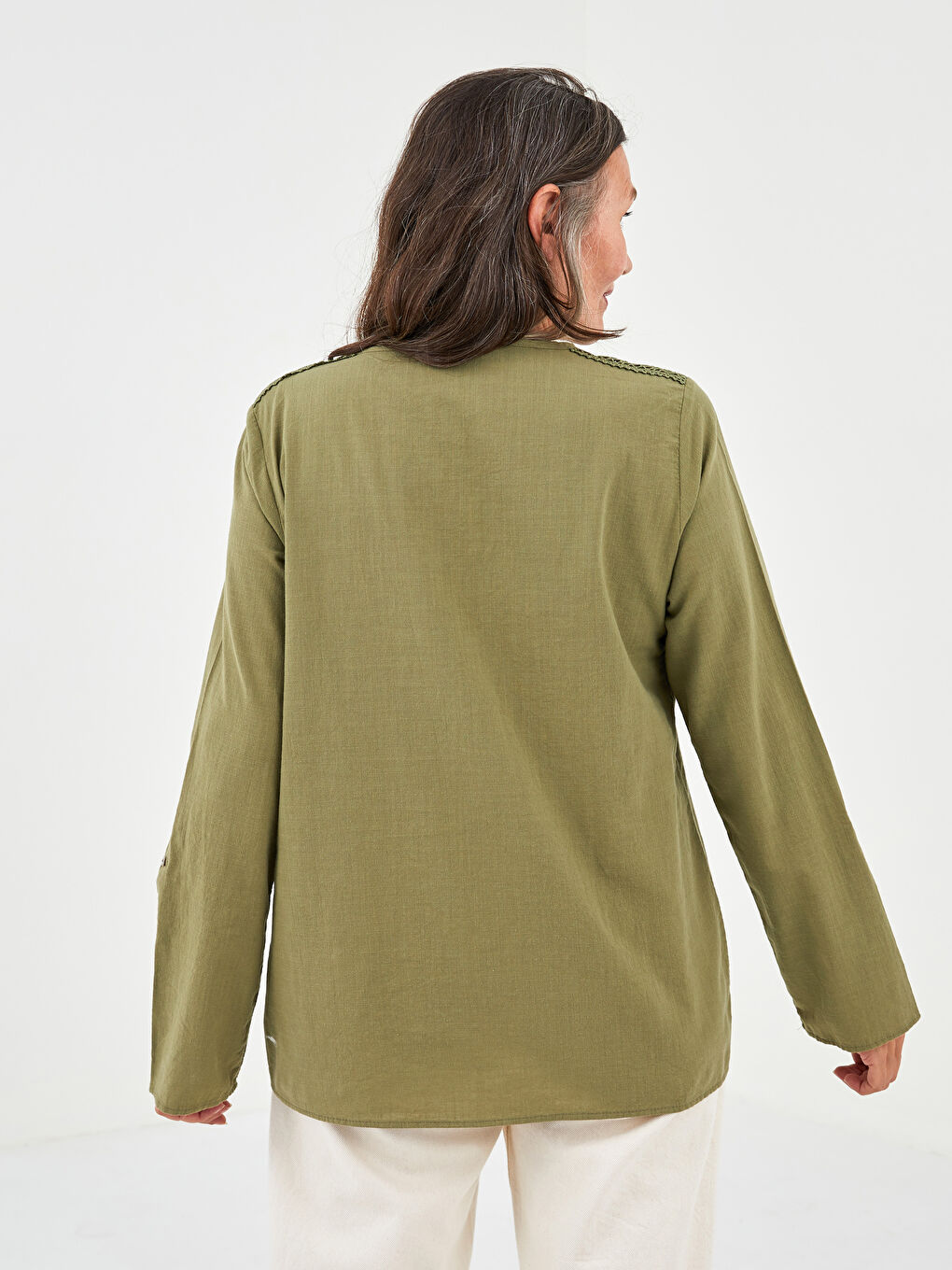 بلوزة قطنية بياقة هينلي بتفاصيل دانتيل وكم طويل للسيدات-4