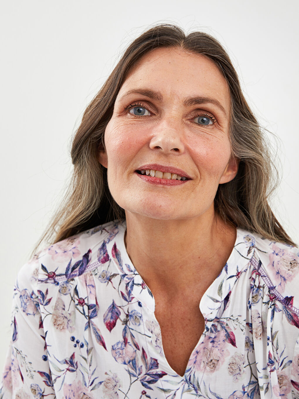 Ekru Kaçık Yaka Çiçek Baskılı Uzun Kollu Viskon Kadın Bluz-3