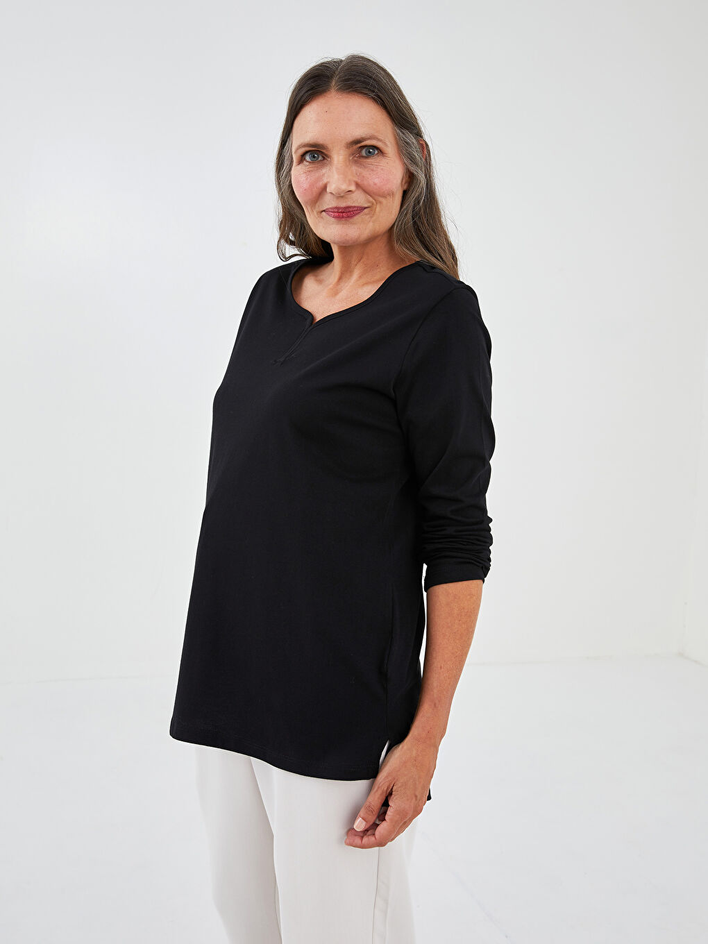 Siyah U Yaka Düz Uzun Kollu Kadın Tişört-1