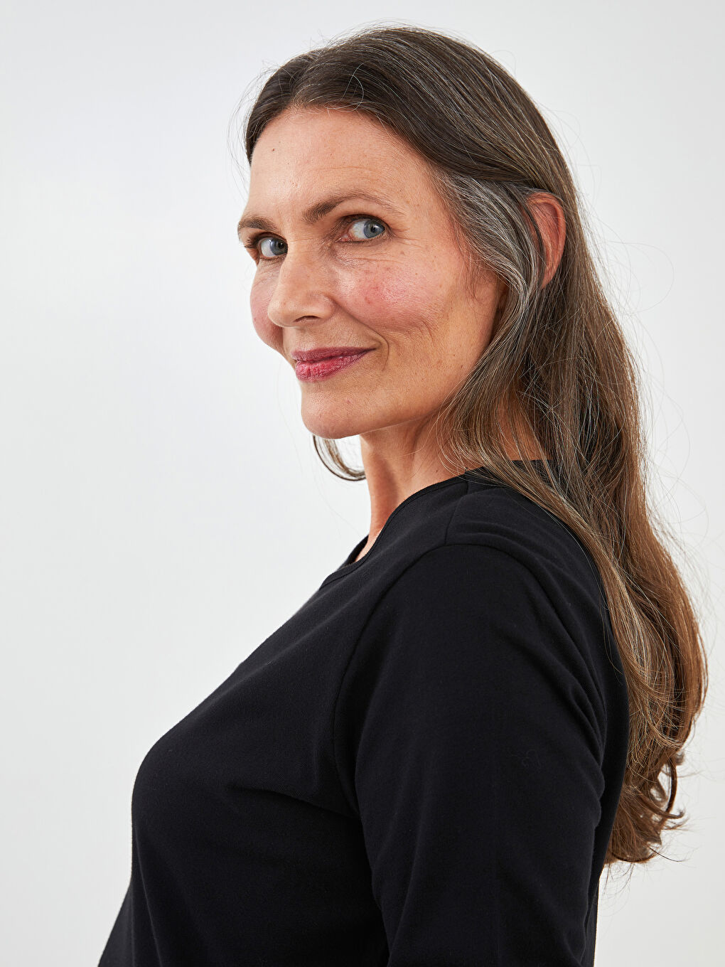 Siyah U Yaka Düz Uzun Kollu Kadın Tişört-2