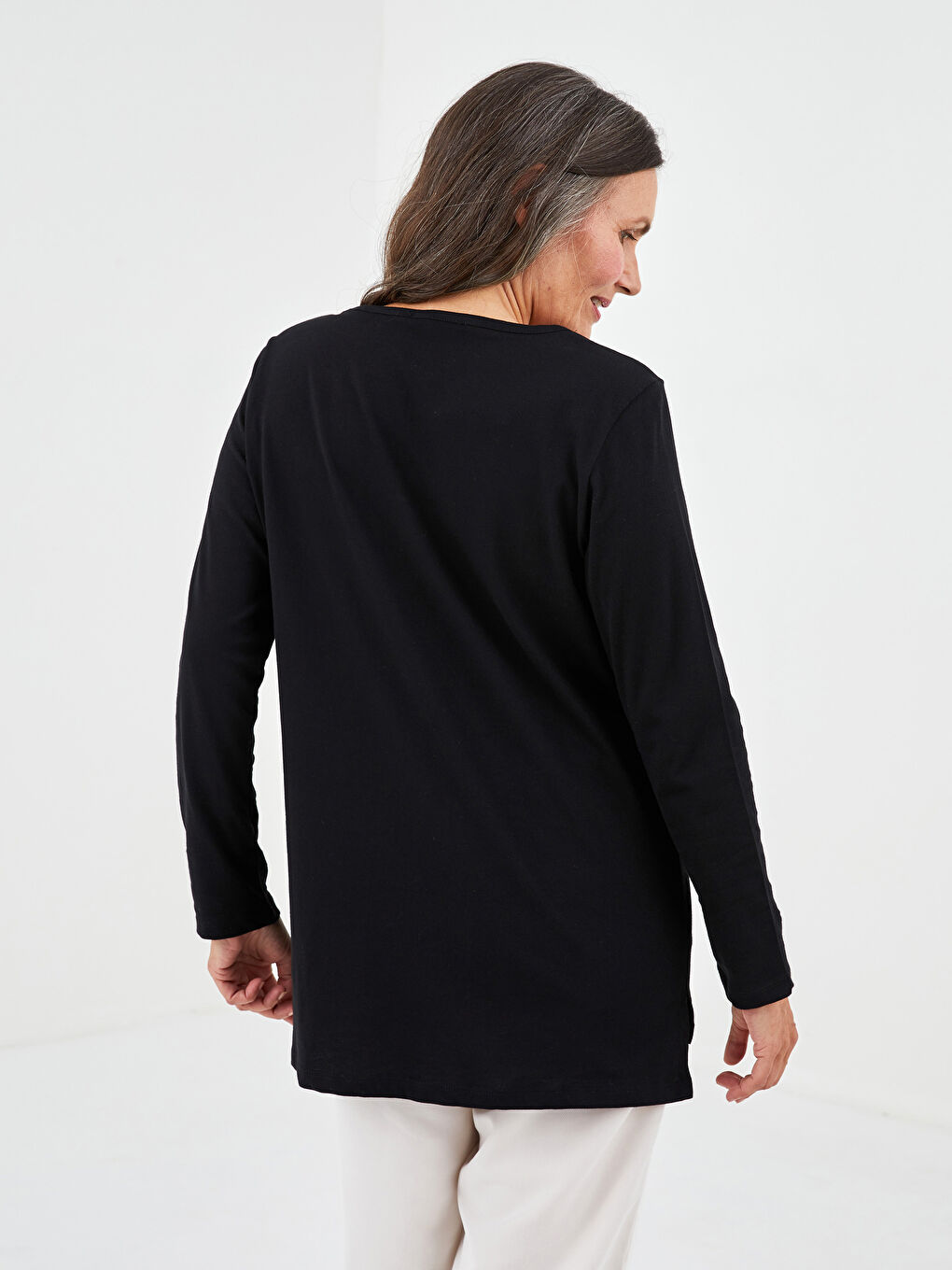 Siyah U Yaka Düz Uzun Kollu Kadın Tişört-3
