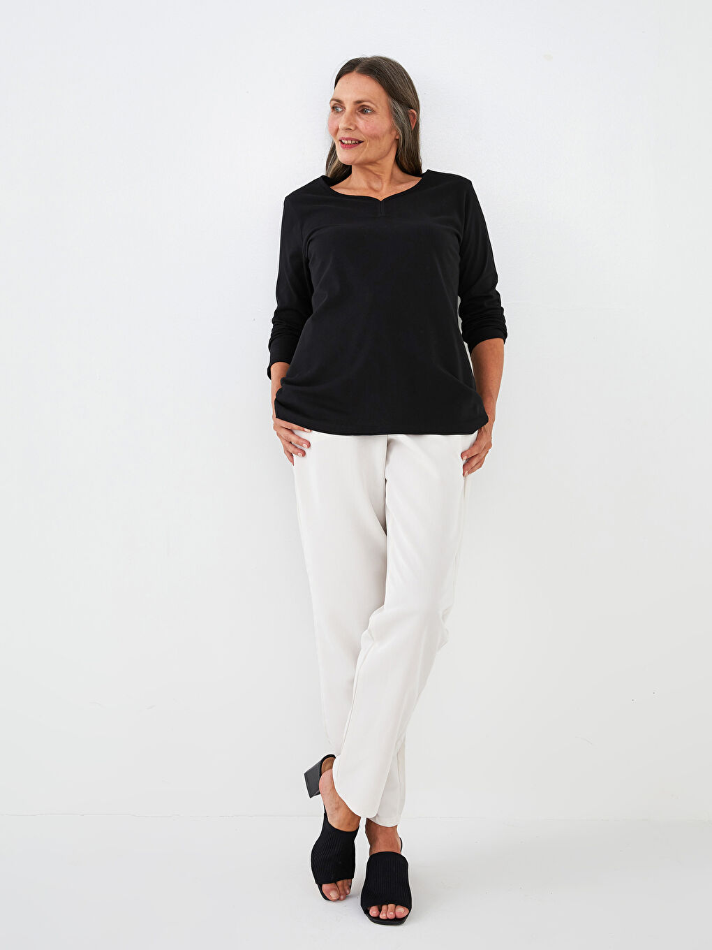 Siyah U Yaka Düz Uzun Kollu Kadın Tişört-4