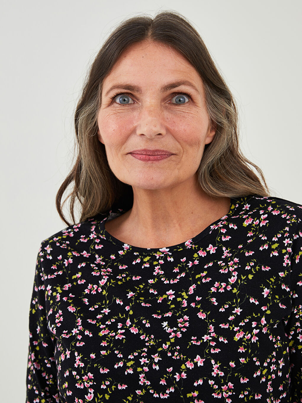 Siyah Bisiklet Yaka Çiçekli Uzun Kollu Kadın Tişört-2