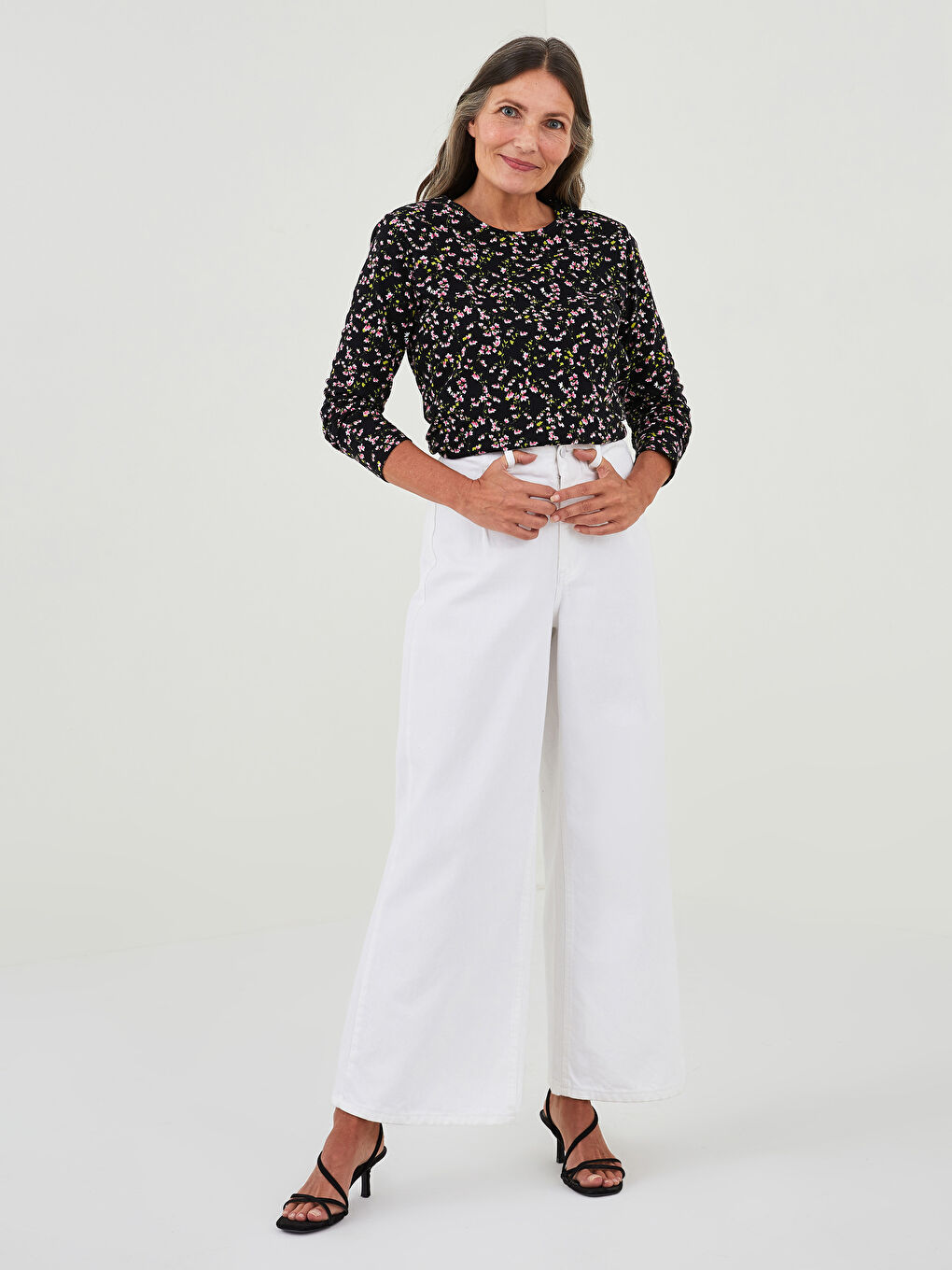 Siyah Bisiklet Yaka Çiçekli Uzun Kollu Kadın Tişört