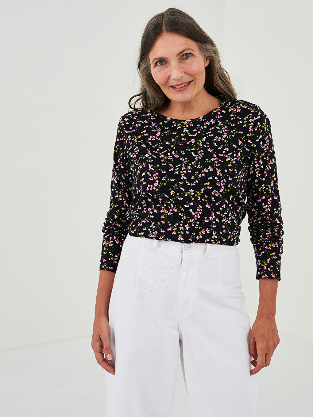 Siyah Bisiklet Yaka Çiçekli Uzun Kollu Kadın Tişört-1