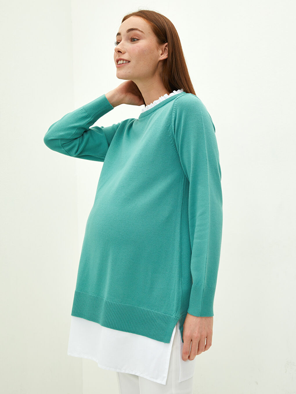 Туника из трикотажа для беременных с оборками, круглым вырезом и длинными рукавами-1